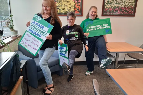 everett dshs members showing support for bargaining team 4