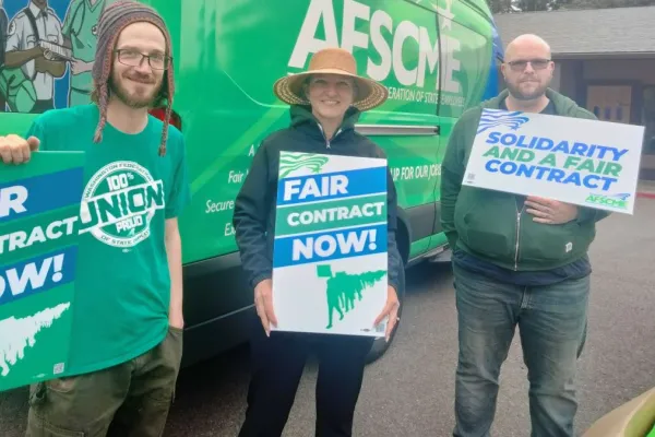 WFSE members with Fair Contract Now signs 3
