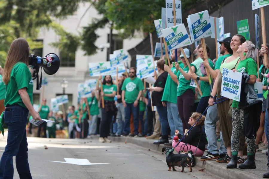 WFSE members rally outside the gov's mansion