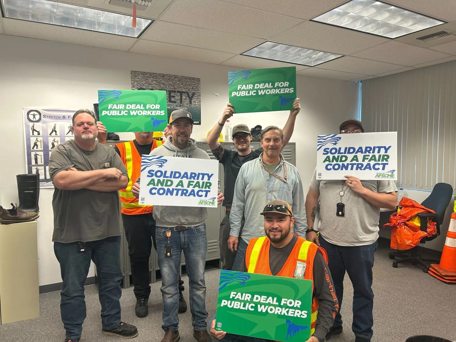 WSDOT members holding signs for a fair contract