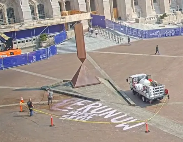 UW workers erase solidarity chalk at management's orders; Red Square