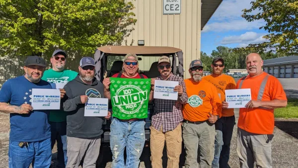 wsdot_bellingham_highway_maintenance_workers_-_05.13_wear_green.jpg