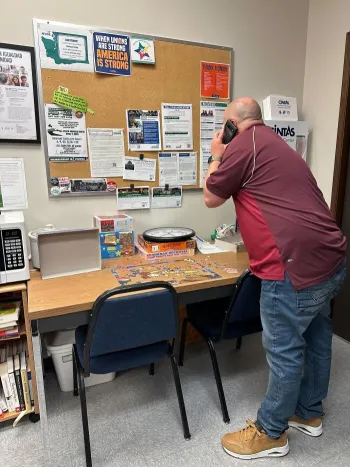WFSE member at WorkSource Spokane making calls to legislators